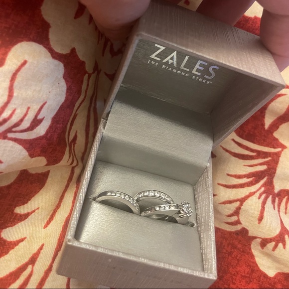 14kt white gold and diamond engagement and wedding bands. Size 6 - Picture 2 of 8